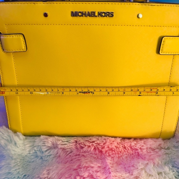 Gorgeous MK Purse Set - Picture 15 of 15